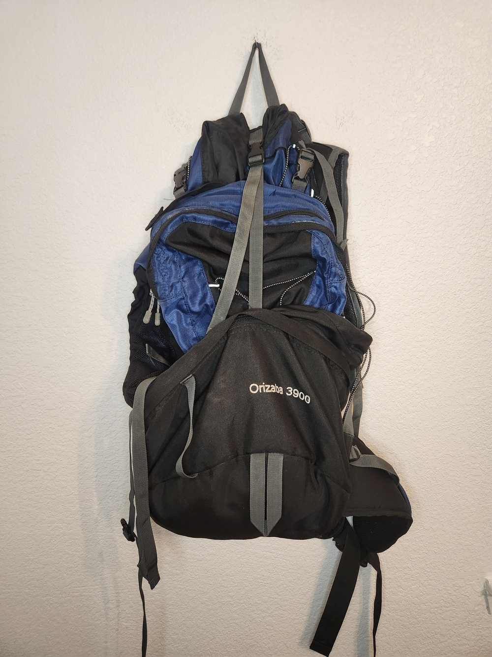 ALPS Mountaineering Orizaba 3900Black and Blue Men's Hiking Backpack